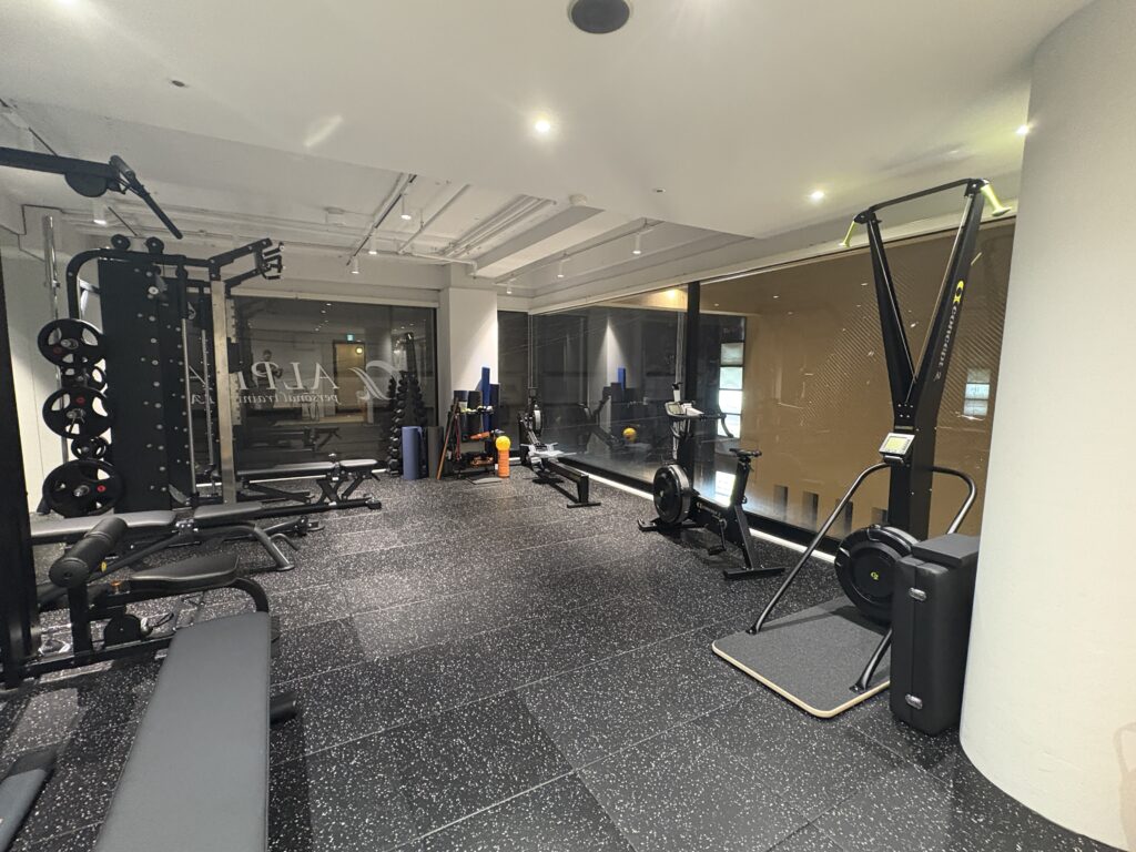 京都・烏丸御池のパーソナルジム α Personal Training LABの店内